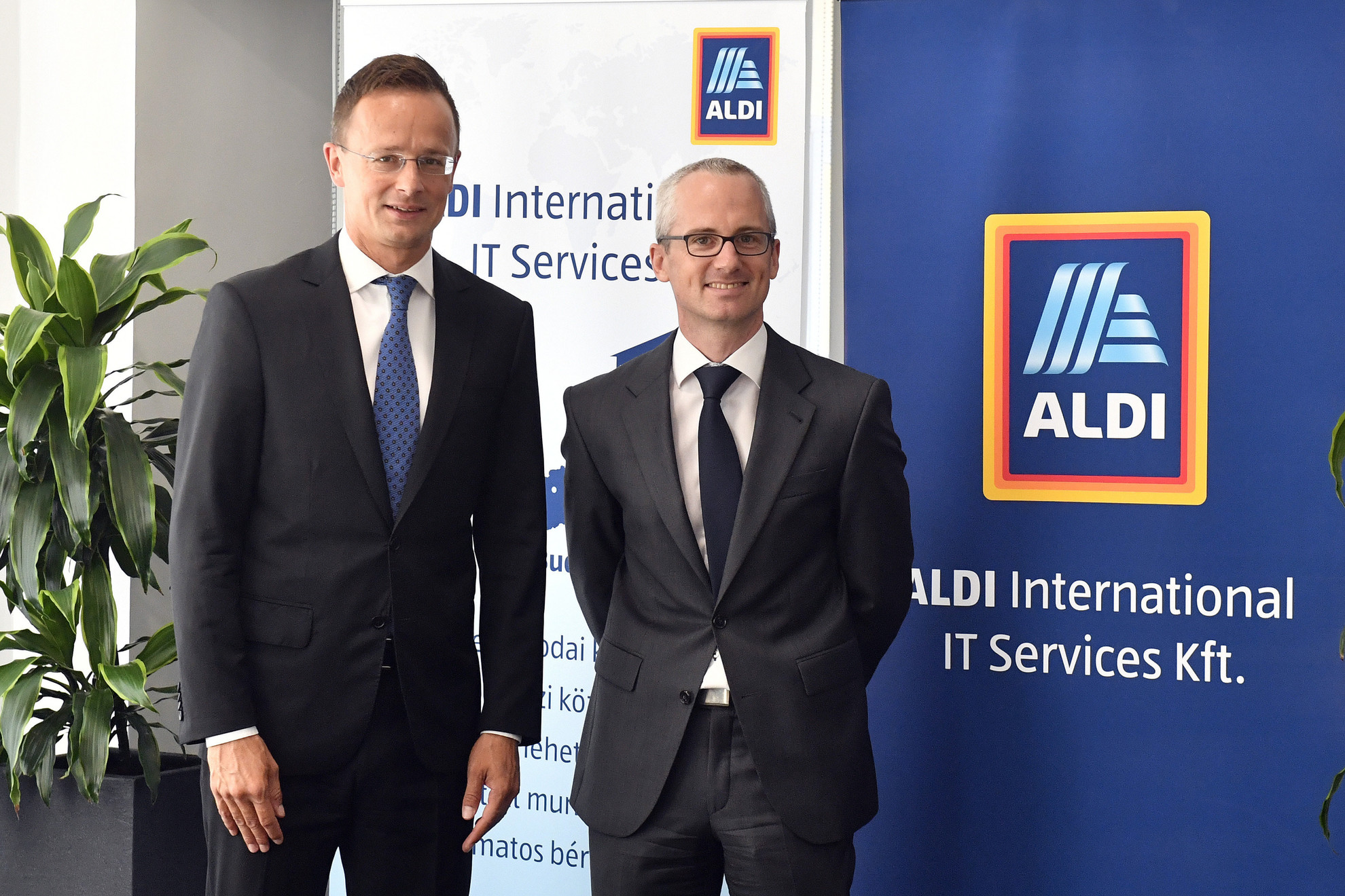 Fotó: MTI/Máthé Zoltán Szijjártó Péter külgazdasági és külügyminiszter (b) és David Godschalk (j), az ALDI International Services GmbH & Co. oHG ügyvezetője az ALDI International IT Services Kft. beruházásbejelentő sajtótájékoztatója előtt Pécsen 2019. szeptember 2-án