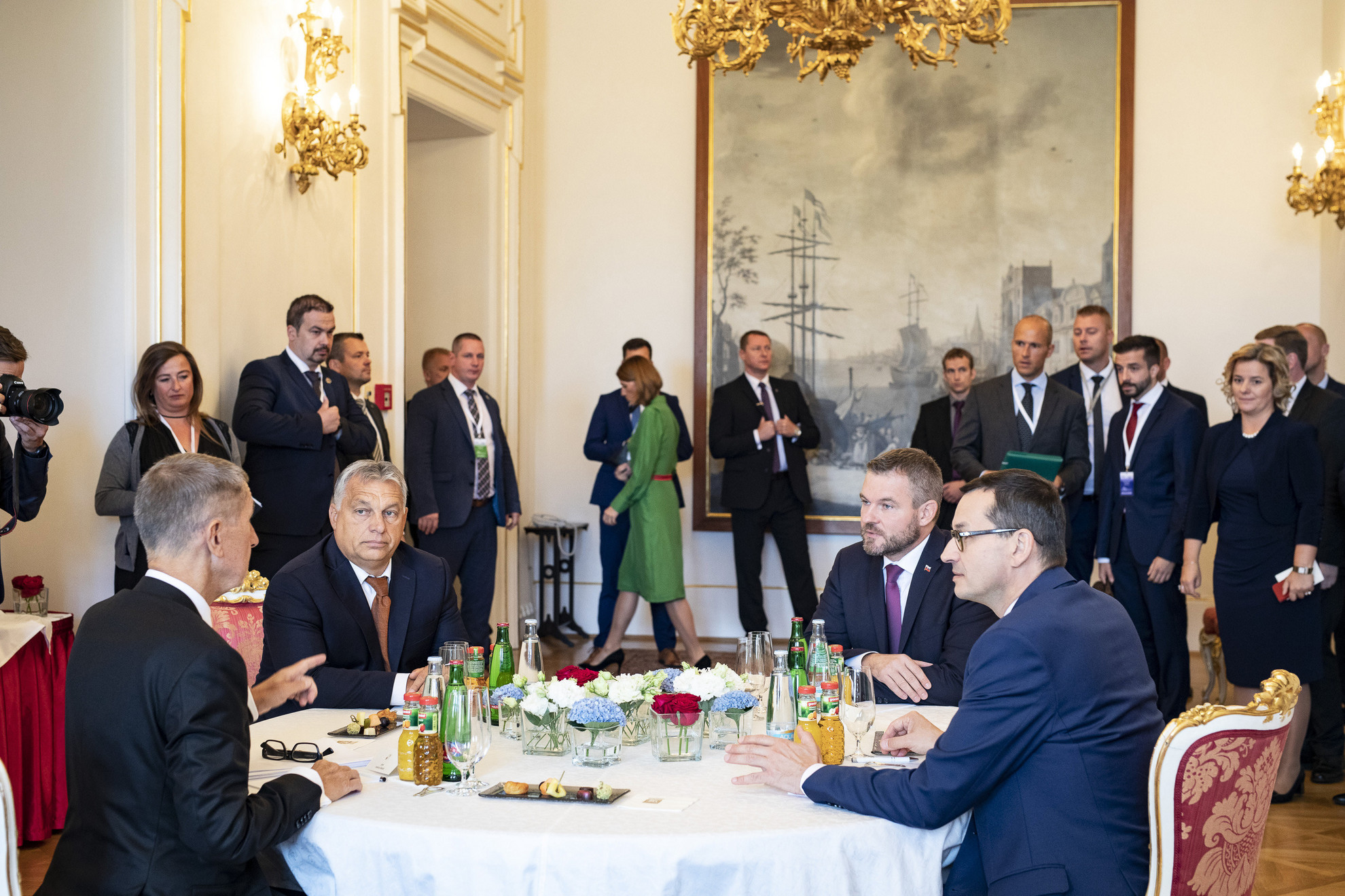 Fotó: MTI/Miniszterelnöki Sajtóiroda Andrej Babis cseh, Orbán Viktor magyar, Peter Pellegrini szlovák és Mateusz Morawiecki lengyel miniszterelnök (az asztalnál b-j) a V4-Nyugat-Balkán csúcstalálkozón Prágában 2019. szeptember 12-én