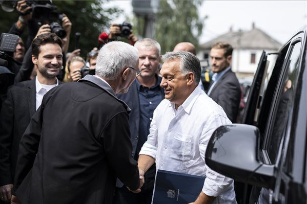 Balog Zoltán, a Polgári Magyarországért Alapítvány kuratóriumi elnöke (háttal, b) fogadja a Polgári Piknikre, az alapítvány rendezvényére érkező Orbán Viktor miniszterelnököt