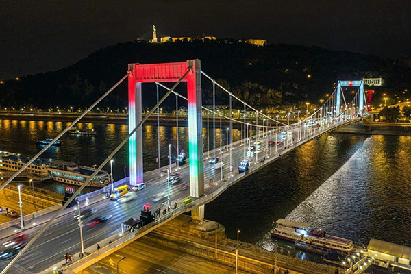 A látogatás alkalmából nemzeti színekbe öltözött az Erzsébet híd