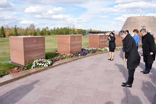 Fotó: MTI/Országgyűlés Sajtóirodája Kövér László, az Országgyűlés elnöke (elöl) megkoszorúzza a kommunista diktatúra éveiben az Alzsirba és más kazahsztáni lágerekbe elhurcolt magyar politikai foglyok és kényszermunkások emlékművét
