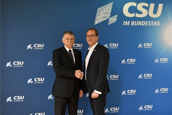 Kövér László, az Országgyűlés elnöke (b) és Alexander Dobrindt, a Bundestag CDU/CSU frakción belüli CSU-képviselőcsoport elnöke kezet fog megbeszélésük előtt a német szövetségi parlament, a Bundestag épületében