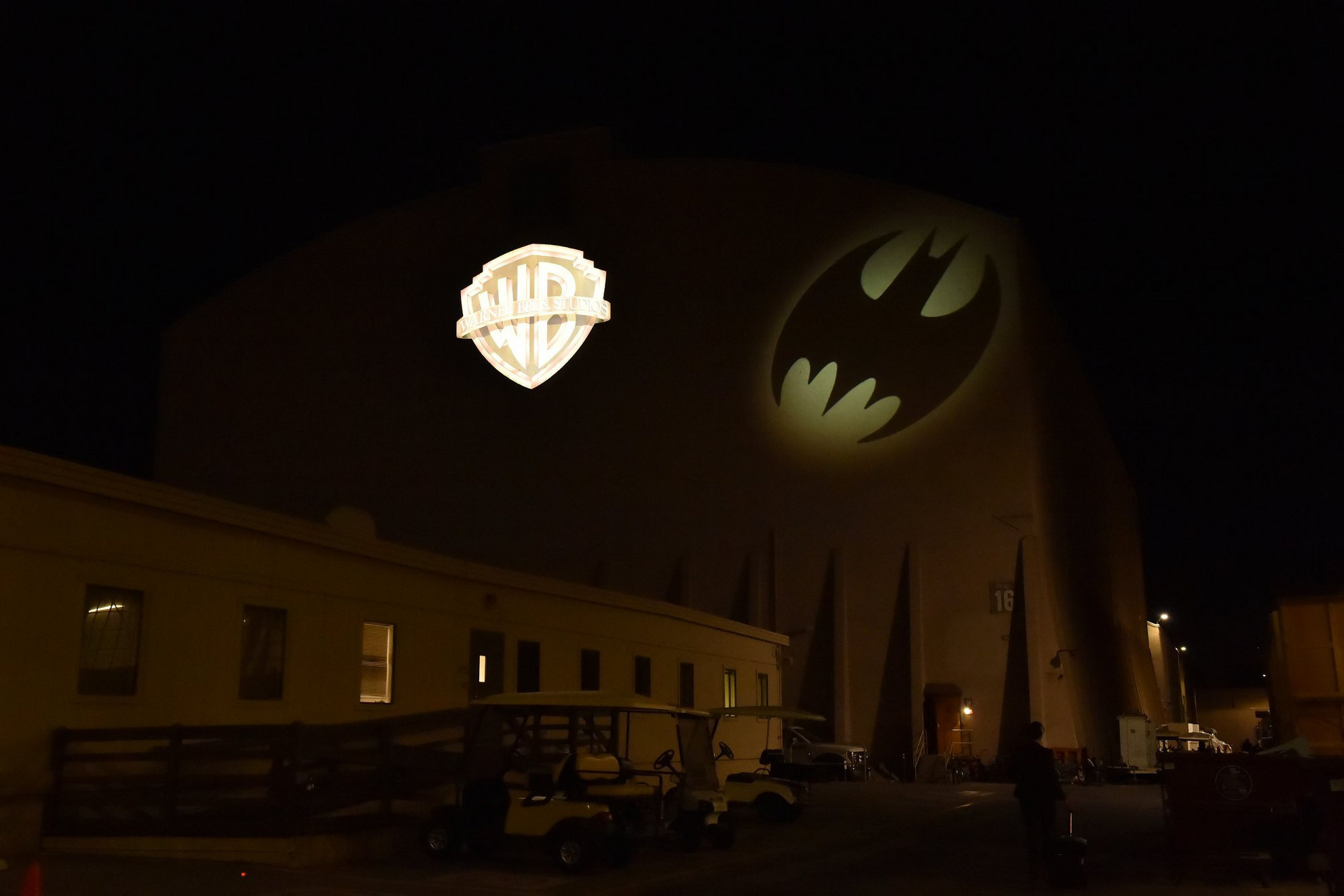 Fotó: Facebook/Batman A Warner egyik stúdióépületét is Batman-logó díszítette a jeles estén