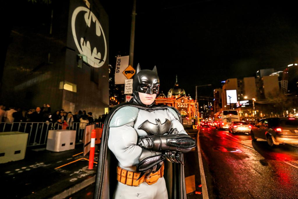 Fotó: Twitter/DC Comics Melbourne Batman-logóval és Batmannel ünnepelt
