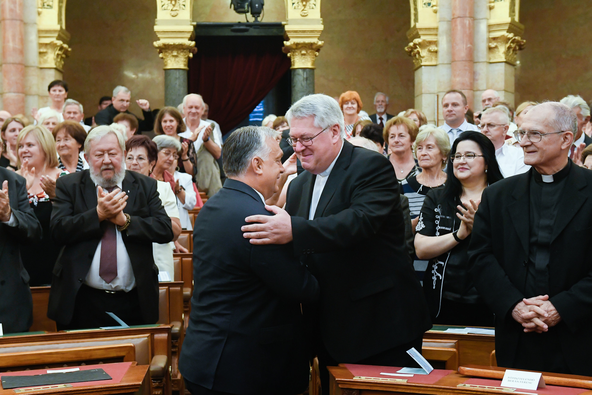 Fotó: MTI/Koszticsák Szilárd Orbán Viktor miniszterelnök (b) és Osztie Zoltán plébános, a KÉSZ korábbi elnöke köszöntik egymást a kongresszuson