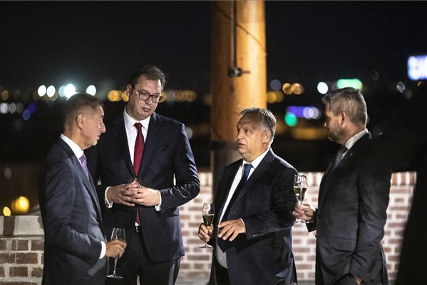 A Miniszterelnöki Sajtóiroda által közzétett képen Orbán Viktor kormányfő (j2) Aleksandar Vucic szerb köztársasági elnök (b2), valamint Andrej Babis cseh (b) és Peter Pellegrini szlovák (j) miniszterelnök társaságában a Karmelita kolostor teraszán