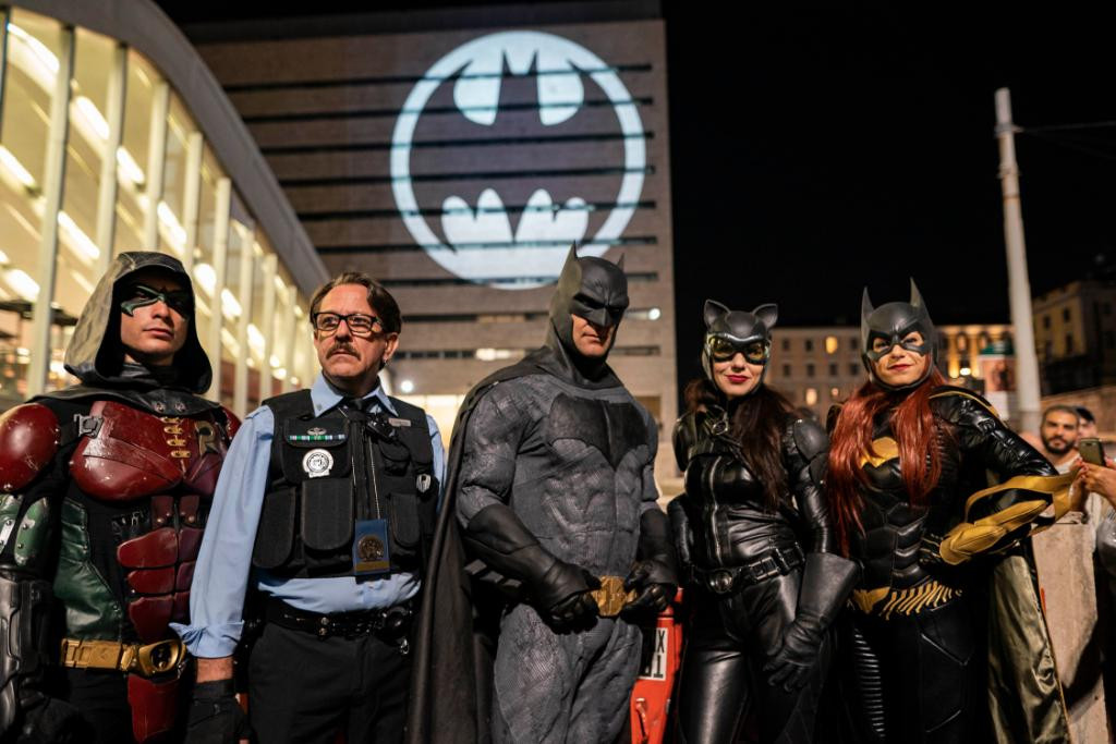 Fotó: Twitter/DC Comics Rómában a teljes Batman-család megjelent: Robin, James Gordon felügyelő, Batman, Macskanő és Batgirl (balról jobbra)