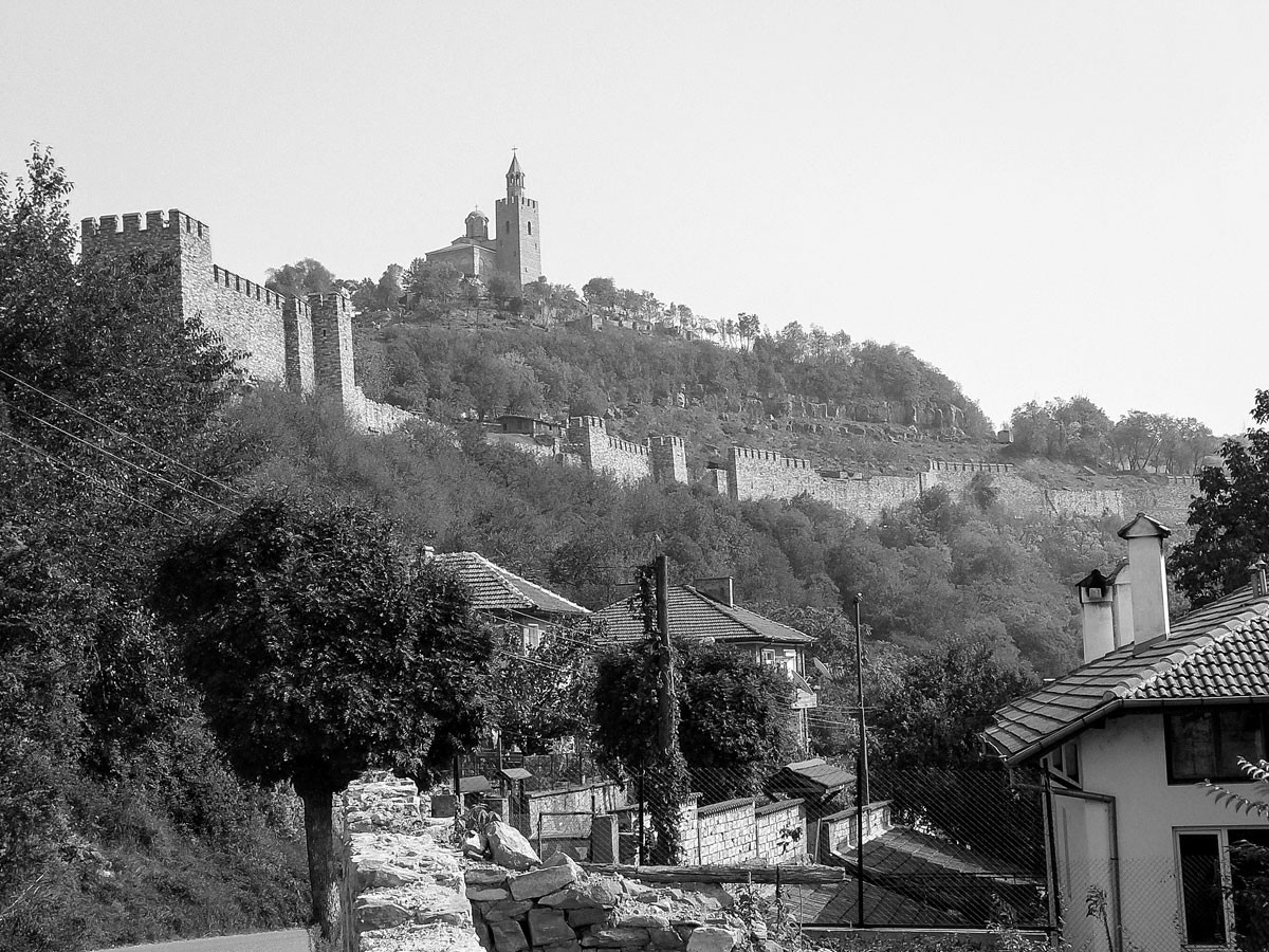 Veliko Tarnovo, az egykori bolgár főváros szimbolikus jelentőségű a bolgár történelemben: itt kiáltotta ki országa függetlenségét 1908-ban Ferdinánd, a magyar származású bolgár cár. A város erődítményét a modern Bulgária születése után azonnal helyreállították