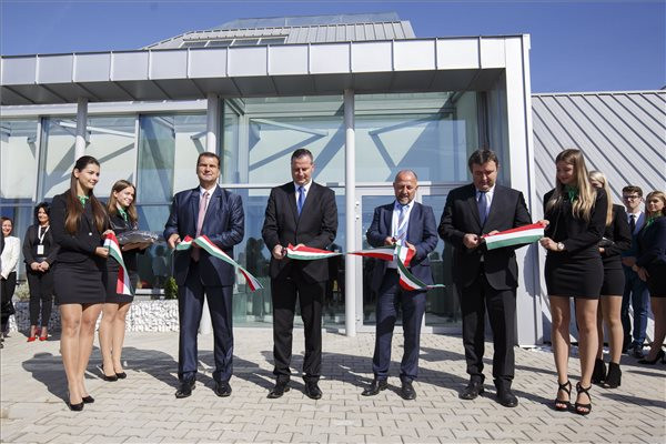 Fotó: MTI / Varga György Átadták a zalaegerszegi ZalaZone Kutatási és Technológiai Központot