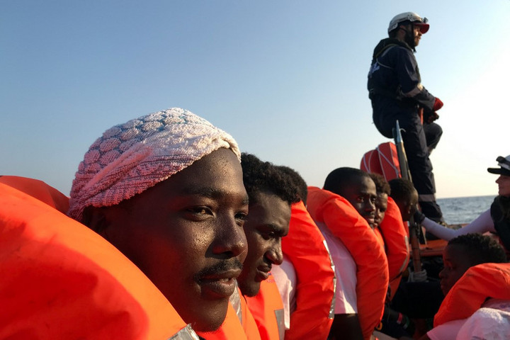 Fotó: AFP/Anne CHAON Olaszország a migránsok európai szétosztásához köti a civil hajók kikötését