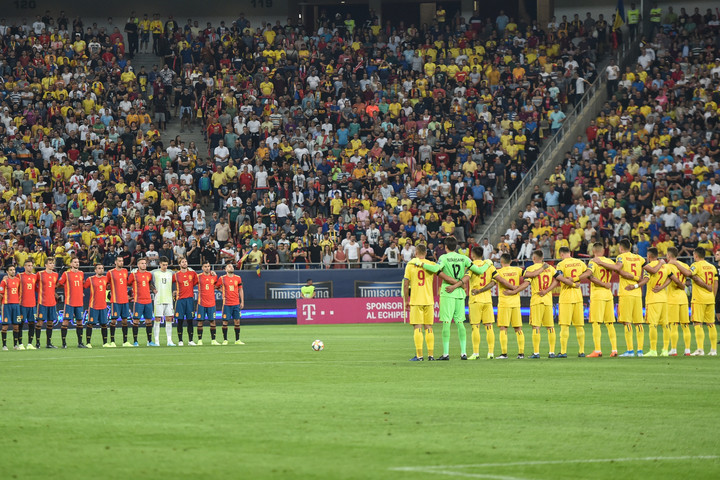 A románok kifütyülték a meccs előtti gyászszünetet