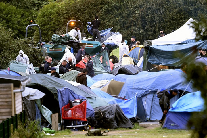 Franciaország 900 migránst evakuált egy táborból