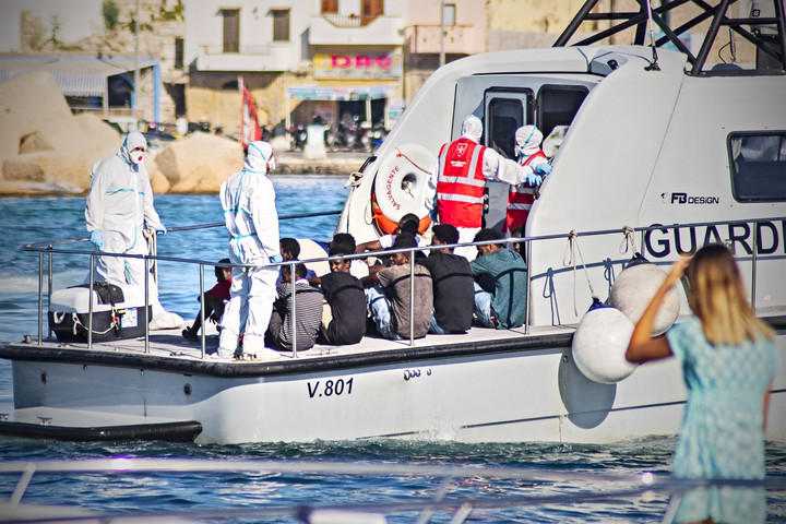 Fotó: AFP/Alessandro Serrano Migrációkutató: Ösztönzi a migrációt az olasz kikötők megnyitása