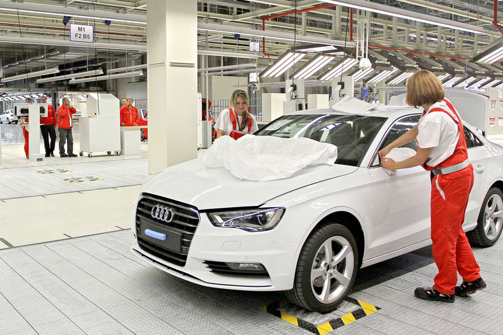 A tervek szerint hétfőn leáll a termelés a győri Audi gyárban is
