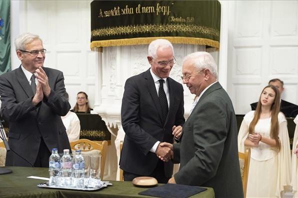 Balog Zoltán református lelkész kapta idén a Tőkés-díjat