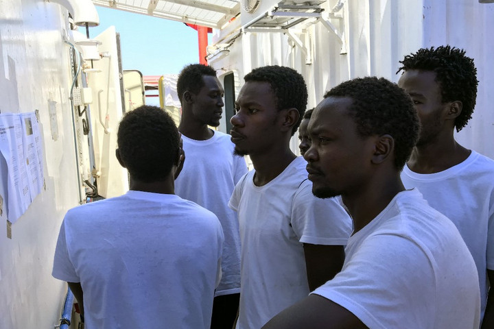 Fotó: AFP/Anne Chaon Ismét illegális bevándorlókat vett fedélzetére az Ocean Viking
