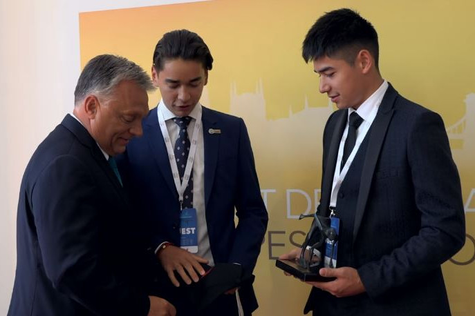 Orbán Viktor ajándékot kapott a Liu-fivérektől