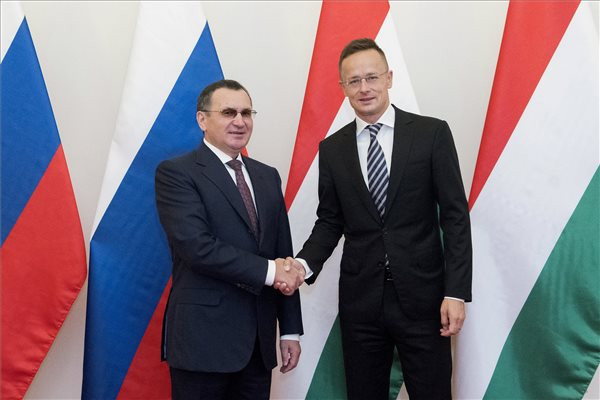 Fotó: MTI/KKM/Burger Zsolt Szijjártó Péter az orosz felsőház első elnökhelyettesével egyeztetett
