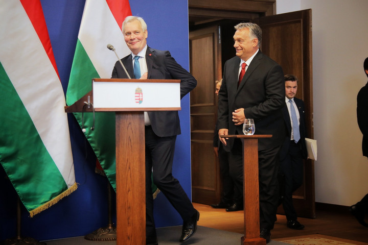 Fagyos mosoly, éles pengeváltások