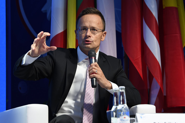 Fotó: MTI/KKM/Mitko Sztojcsev Szijjártó: Egyesek meg akarják törni Közép-Európa versenyelőnyét