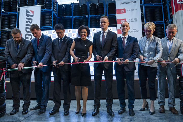 Fotó: MTI/Bodnár Boglárka Szijjártó: Száz munkahelyet hozott létre a Bridgestone Tatabányán