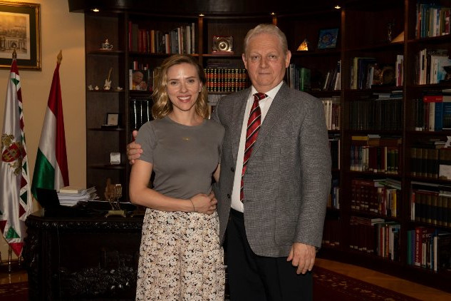 Fotó: bors.hu Scarlett Johansson meglátogatta Tarlós Istvánt