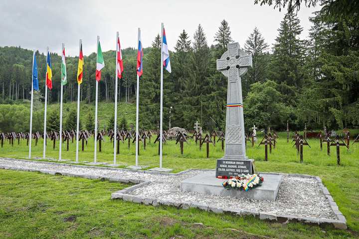 Fotó: MH/Hegedüs Róbert Román nacionalisták közel százfős csoportja ünnepelt a sírkertben