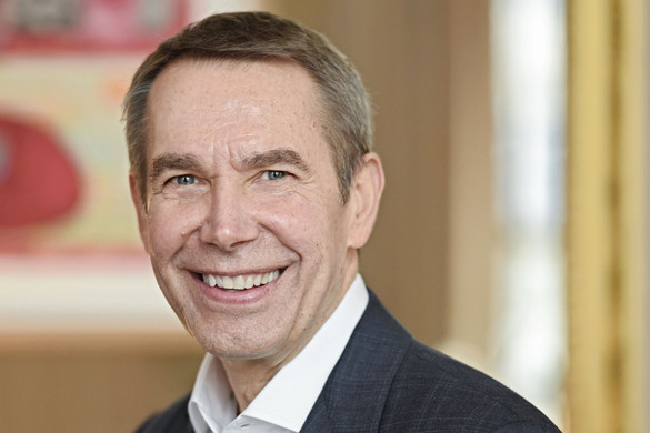 Jeff Koons szobra Párizsban