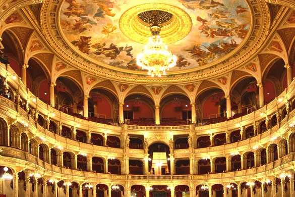 Idén is külön kiadvánnyal köszönti az újszülötteket az Opera