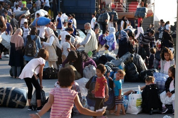 Ismét több száz migránst szállítottak át a görög szigetekről a szárazföldre