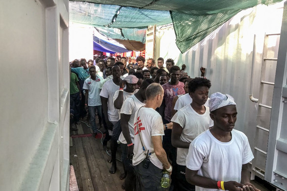 A Salvini nélküli baloldali olasz kormány megengedi, hogy kikössenek a bevándorlókkal teli hajók