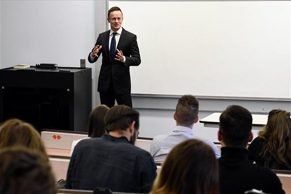 Szijjártó gazdasági együttműködési megállapodást ír alá Nyugat-Virginiában