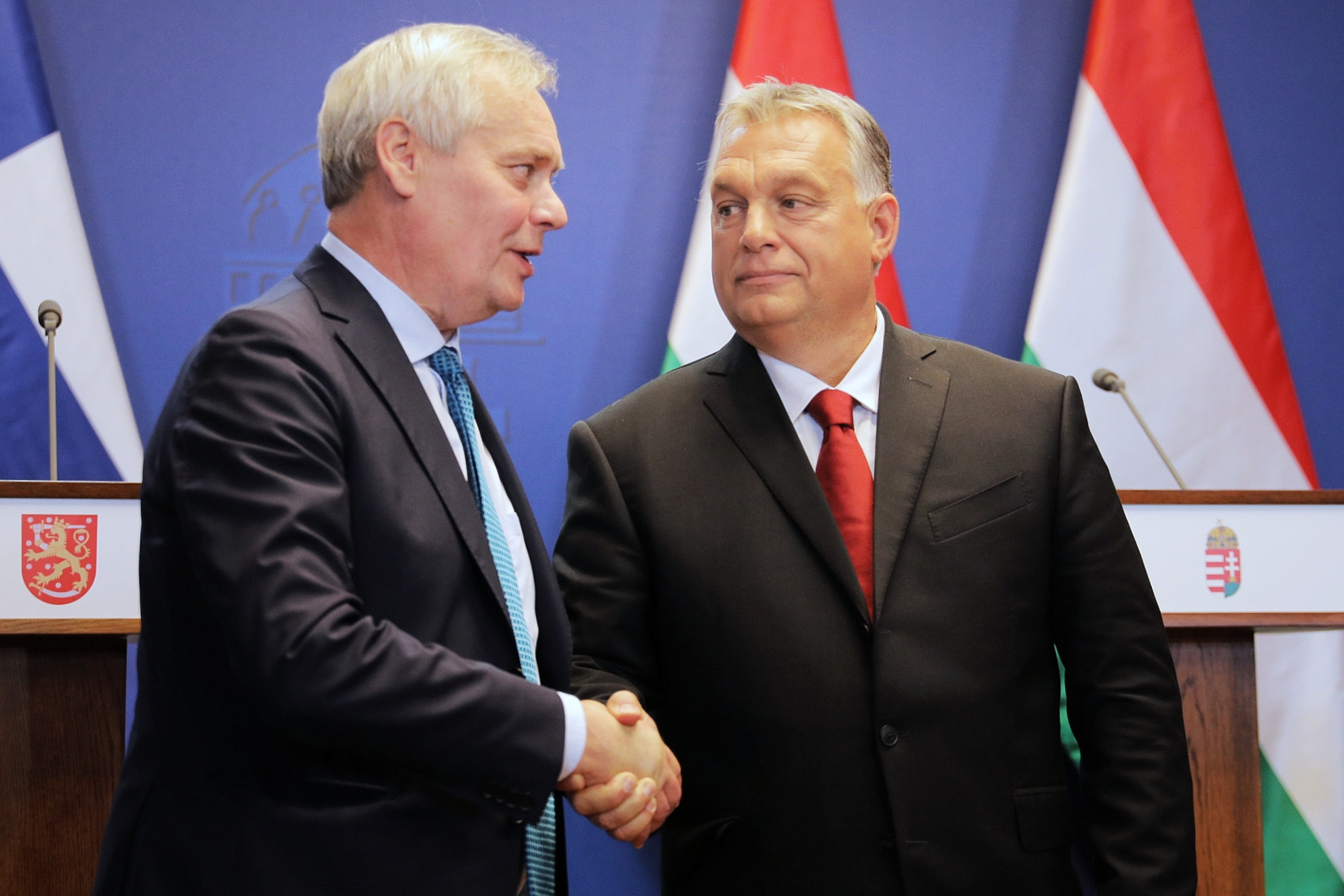 Fotó: MH/Papajcsik Péter Annti Rinne és Orbán Viktor kézfogása