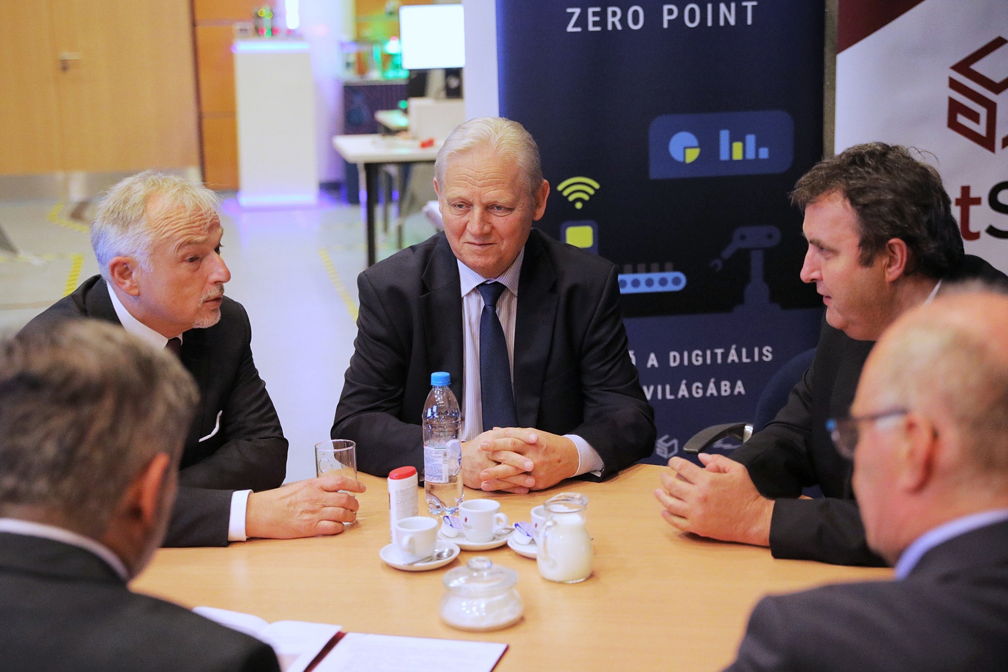 Fotó: MH/Papajcsik Péter Tarlós István (középen): a BME az önkormányzat kiemelt partnere