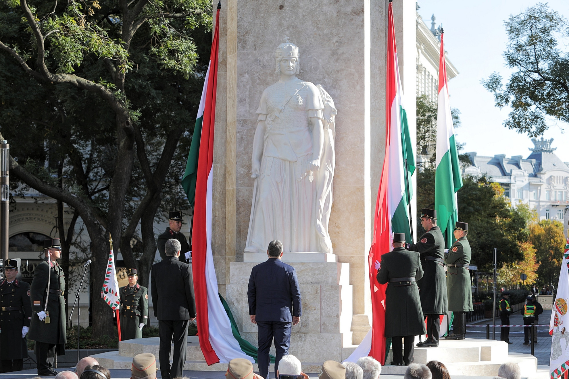 Fotó: MH / Papajcsik Péter Orbán Viktor miniszterelnök és Kövér László, az Országgyűlés elnöke a Nemzeti Vértanúk Emlékműve újraavatási ünnepségén az V. kerületi Vértanúk terén