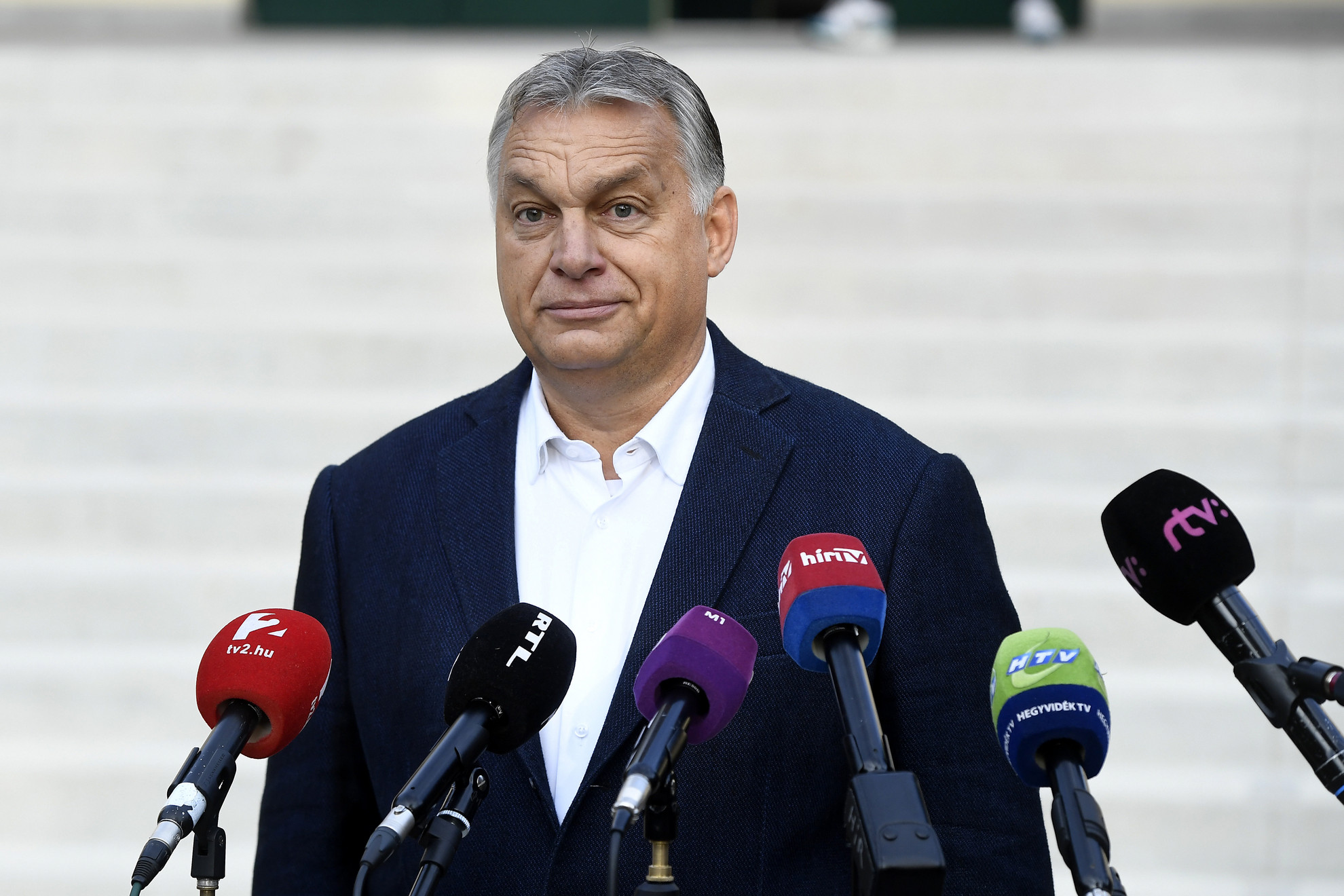 Fotó: MTI/Koszticsák Szilárd Orbán Viktor miniszterelnök nyilatkozik a sajtó munkatársainak, miután leadta szavazatát az önkormányzati választáson a Zugligeti Általános Iskolában