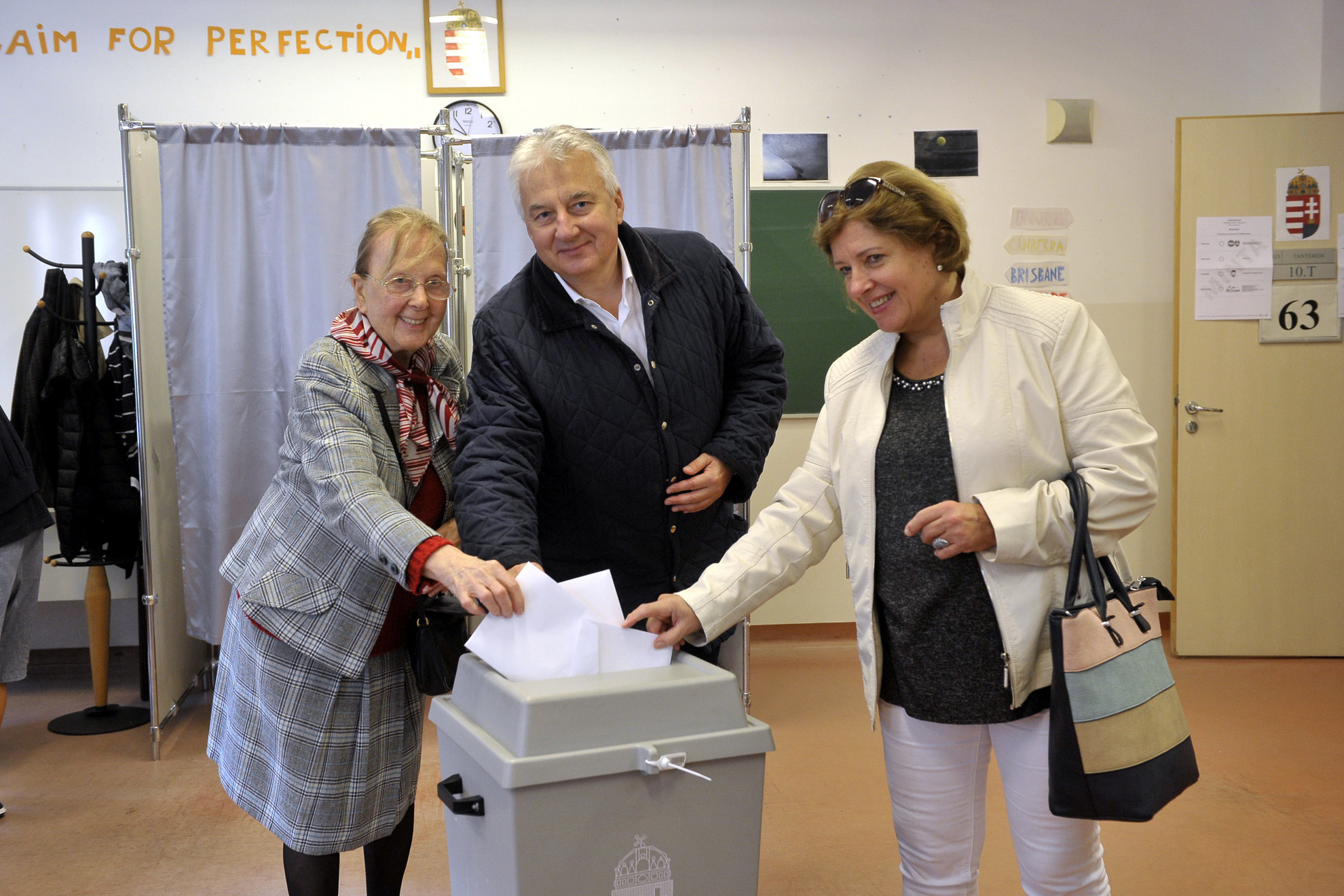 Fotó: MTI/Kovács Attila Semjén Zsolt nemzetpolitikáért felelős miniszterelnök-helyettes, a Kereszténydemokrata Néppárt (KDNP) elnöke édesanyja, Semjén Miklósné (b) és felesége, Semjénné Menus Gabriella leadja szavazatát az önkormányzati választáson a II. kerületi II. Rákóczi Ferenc Gimnáziumban a 63-as számú szavazókörben