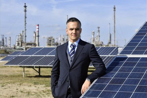 Fotó: MTI / Máthé Zoltán Ratics Péter, a Mol Magyarország ügyvezető igazgatója a Mol 6,71 megawatt teljesítményű napelemparkjában