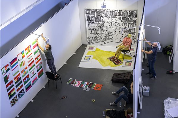 Kiállításrendezők dolgoznak az Art Market Budapest 2019 nemzetközi kortárs képzőművészeti vásár nyitás előtti sajtóbejárásán