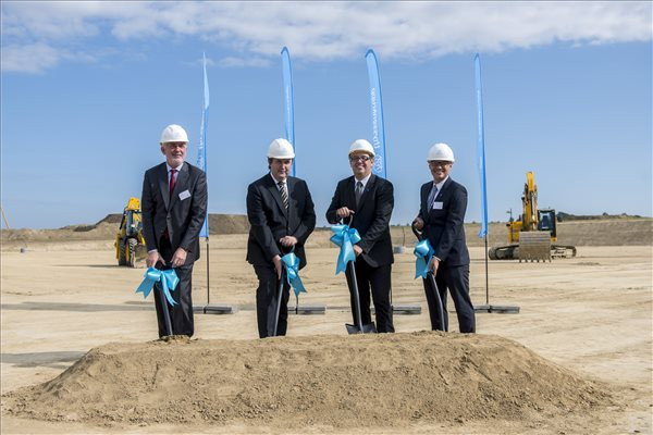 Fotó: MTI/Sóki Tamás Páva Zsolt polgármester (b), Palkovics László innovációs és technológiai miniszter (b2), Marc de Bastos Eckstein, a thyssenkrupp Components Technology Hungary Kft. ügyvezető igazgatója (j2) és Sven Sitte gyárigazgató a Thyssenkrupp új üzemének kapavágási ünnepségén a pécsi ipari parkban 2019. október 2-án