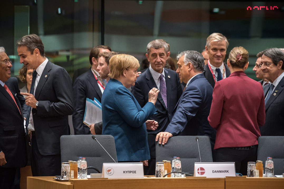 Fotó: MTI/Miniszterelnöki Sajtóiroda A Miniszterelnöki Sajtóiroda által közreadott képen Orbán Viktor miniszterelnök (középen j) Angela Merkel német kancellárral (középen b) beszélget az Európai Unió brüsszeli csúcstalálkozójának második napján, 2019. október 18-án. Középen Andrej Babis cseh miniszterelnök
