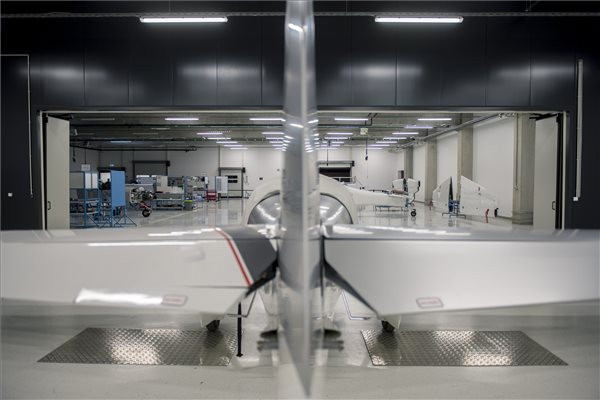 Fotó: MTI / Sóki Tamás Átadták a Magnus Aircraft új kompozitüzemét Pécsen