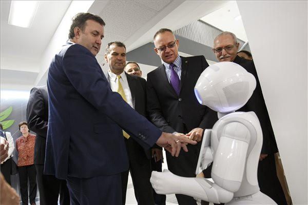 Fotó: MTI / Varga György A Netlife Robotics vállalat humanoid robotja az egyetem innovációs és tudásközpontjának avatásán