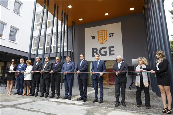 Fotó: MTI / Varga György Átvágják a nemzeti színű szalagot az egyetem innovációs és tudásközpontjának avatásán