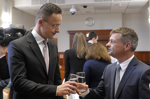 Fotó: MTI / Kovács Attila Szijjártó Péter külgazdasági és külügyminiszter (b) és Hugo Bachmann, a Joyson Safety Systems Hungary Kft. ügyvezetője koccint a kínai tulajdonú kft. beruházásbejelentő sajtótájékoztatója után