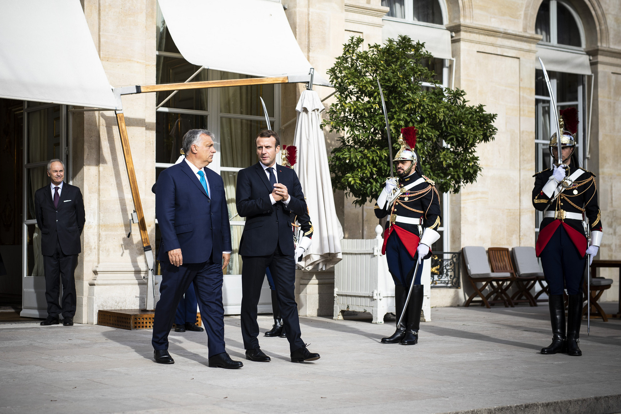 Fotó: MTI/Miniszterelnöki Sajtóiroda A Miniszterelnöki Sajtóiroda által közzétett képen Emmanuel Macron francia államfő (j) és Orbán Viktor miniszterelnök a találkozójuk után az Elysée-palotánál, Párizsban