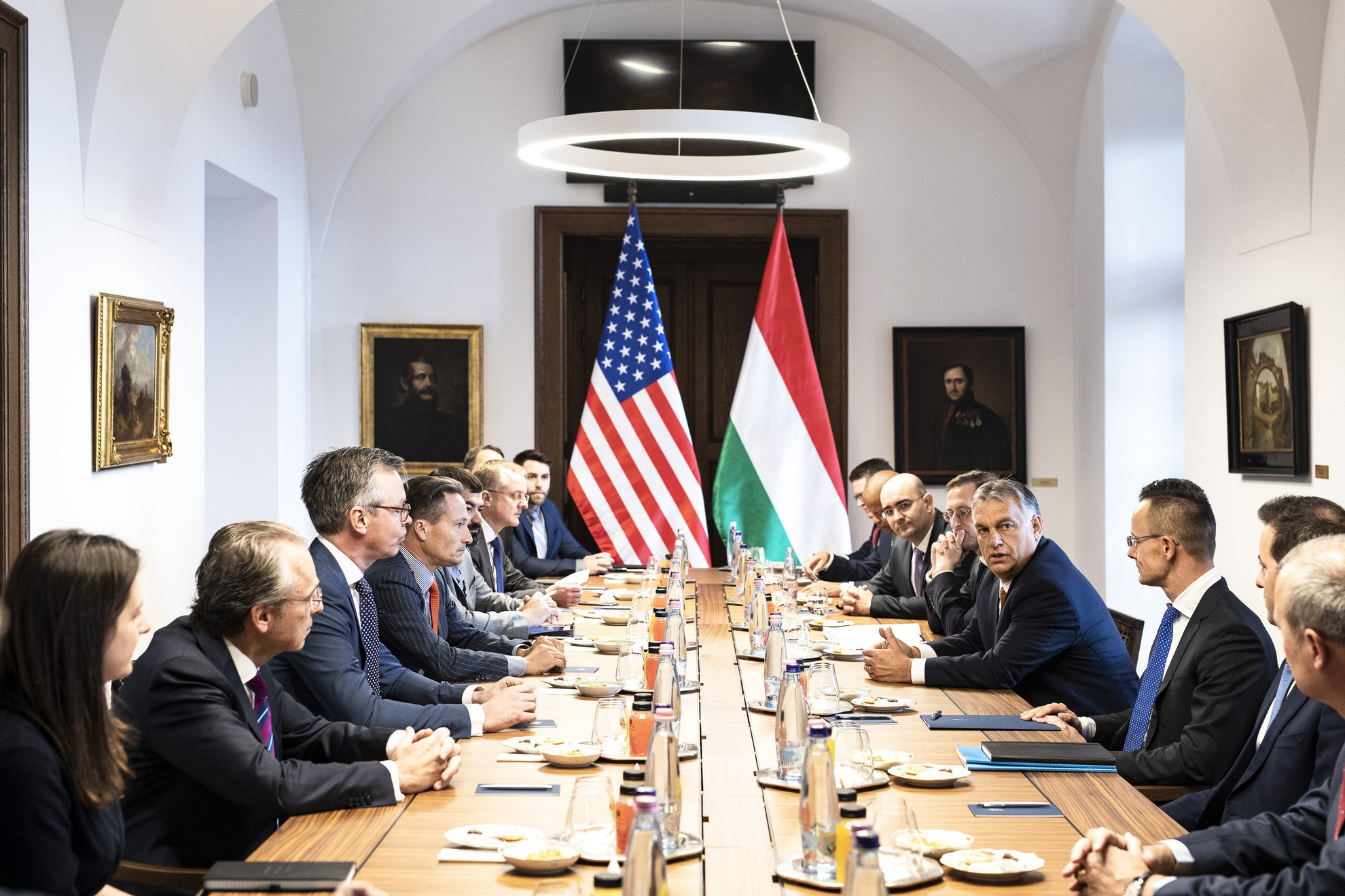 Fotó: MTI/Miniszterelnöki Sajtóiroda A Miniszterelnöki Sajtóiroda által közreadott képen Orbán Viktor miniszterelnök (j4) fogadja Eric Stewartot, az Amerikai-Magyar Üzleti Tanács (USHBC) elnökét (b4) és az üzleti küldöttség résztvevőit a Karmelita kolostorban 2019. október 10-én. Jobbról Szijjártó Péter külgazdasági és külügyminiszter (j3) és Varga Mihály pénzügyminiszter (j5)