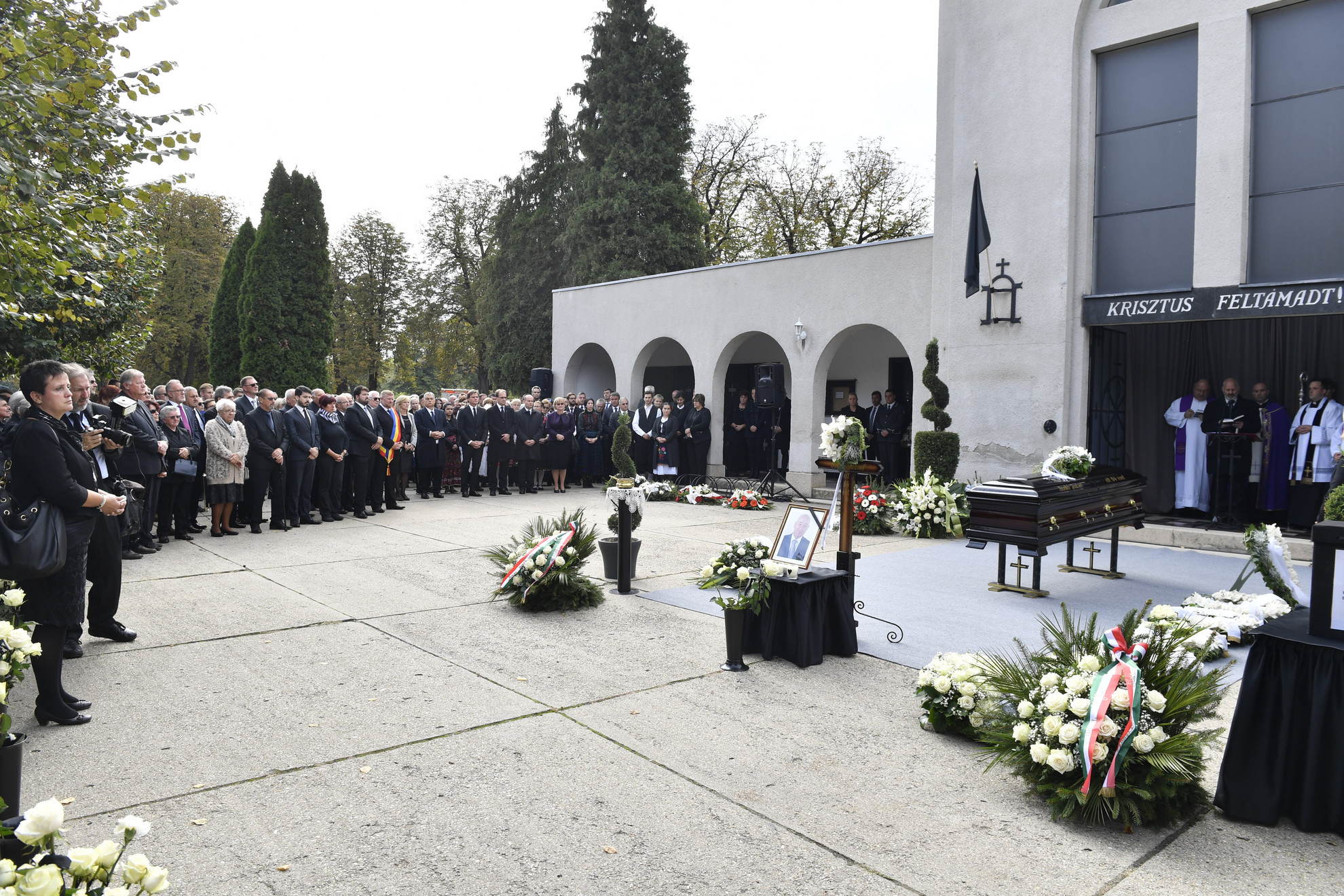Fotó: MTI/Máthé Zoltán A résztvevők sorában, középen Orbán Viktor miniszterelnök, Bánki Erik, az Országgyűlés gazdasági bizottságának fideszes elnöke és Hoppál Péter, Pécs fideszes országgyűlési képviselője (b-j) Szekó József (Fidesz-KDNP), Mohács tragikusan elhunyt polgármesterének temetésén a mohácsi katolikus temetőben 2019. október 5-én