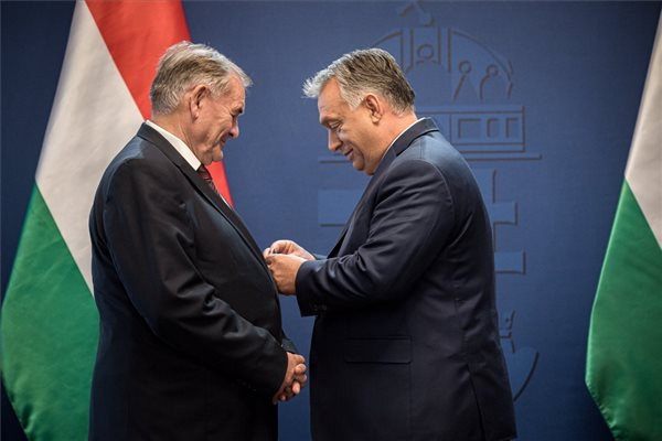 Lezsák Sándor (b) azon dolgozik, hogy visszaadja a magyarság önbecsülését az egész Kárpát-medencében - mondta Orbán Viktor