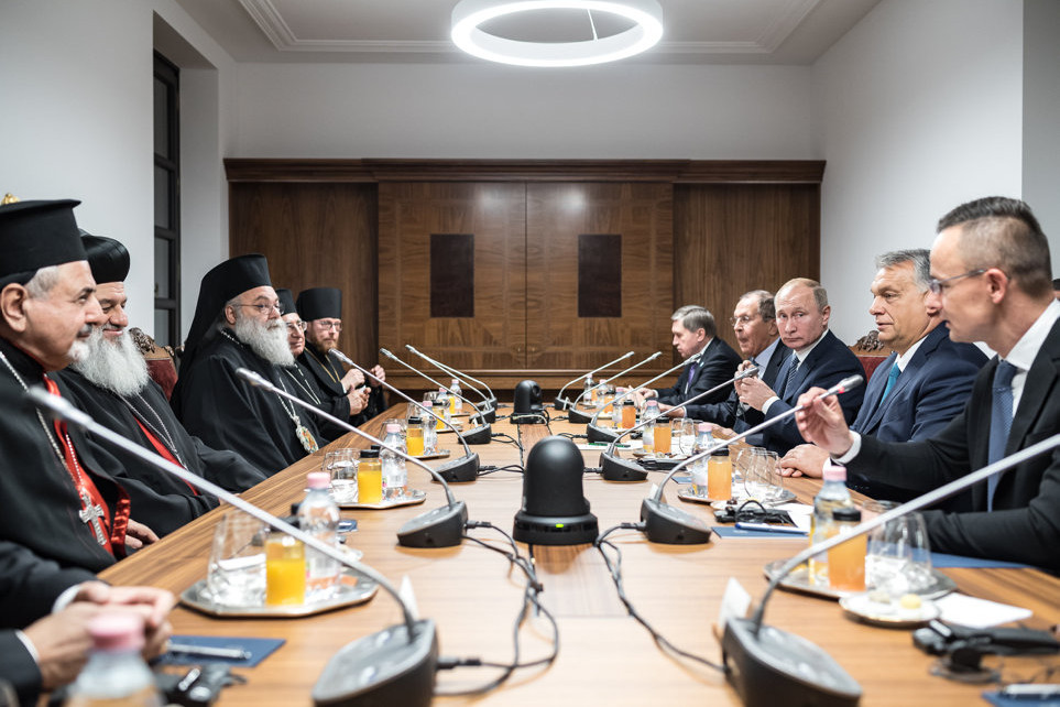 Fotó: MTI/Miniszterelnöki Sajtóiroda Orbán Viktor miniszterelnök (j2) és Vlagyimir Putyin orosz elnök (j3) egyházi vezetőkkel folytat megbeszélést a Karmelita kolostorban folytatott találkozójuk keretében